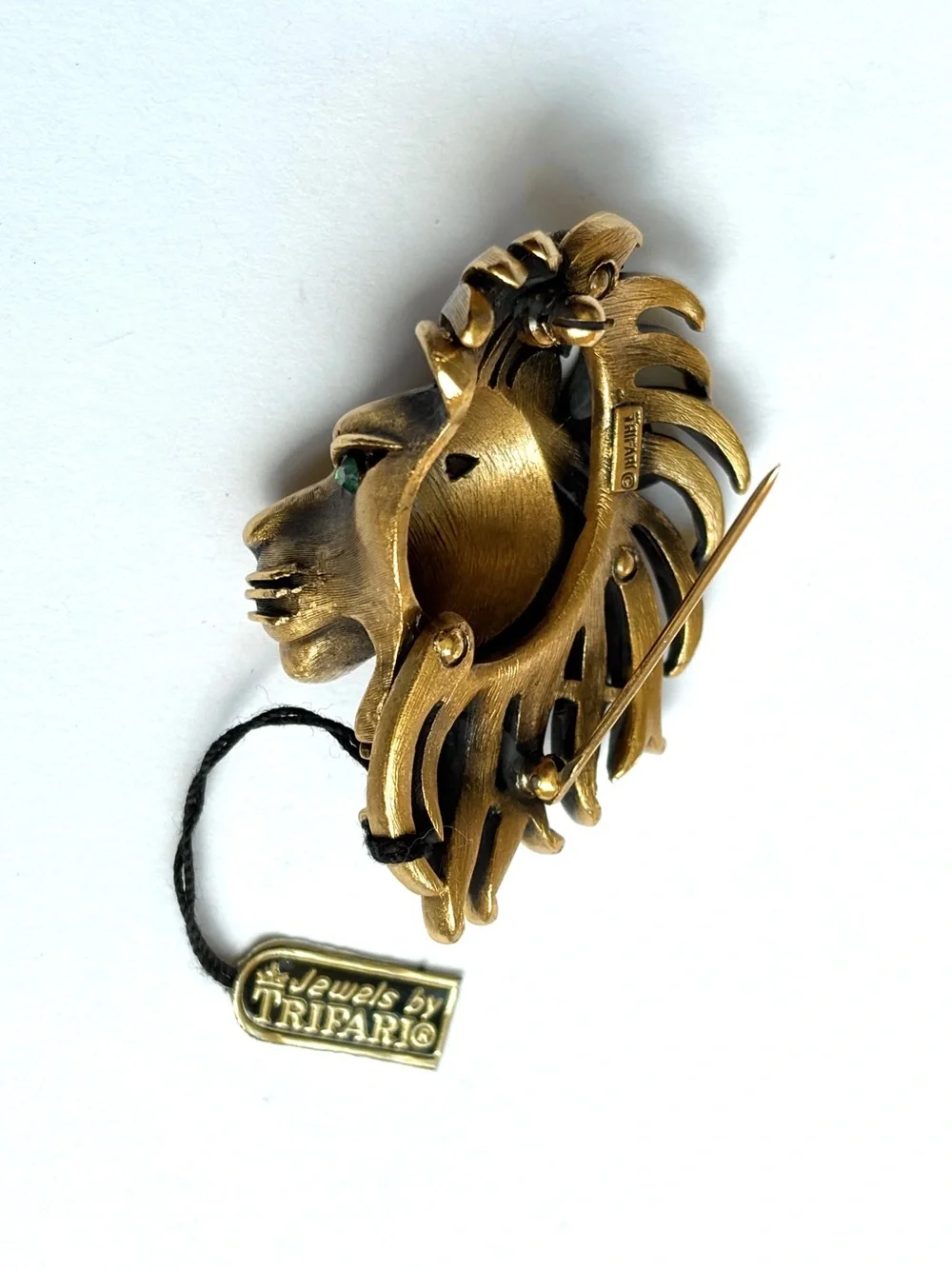 Vintage Crown Trifari golden lions head with green eyes brooch pin NWT